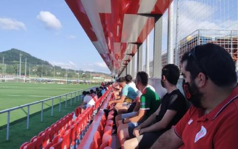 Cerca de 150 aficionados del Athletic han vuelto a disfrutar de un entrenamiento en directo en Lezama. Cerca de 150 aficionados del Athletic han vuelto a disfrutar de un entrenamiento en directo en Lezama.