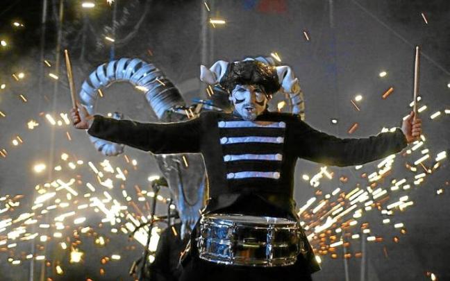 Los espectáculos de Deabru Beltzak siempre incluyen una gran puesta en escena. Foto: Deabru Beltzak Los espectáculos de Deabru Beltzak siempre incluyen una gran puesta en escena. Foto: Deabru Beltzak