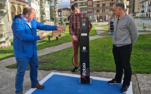 Aurrekoetxea, Batiz y Olano observan el nuevo BiziPunto.