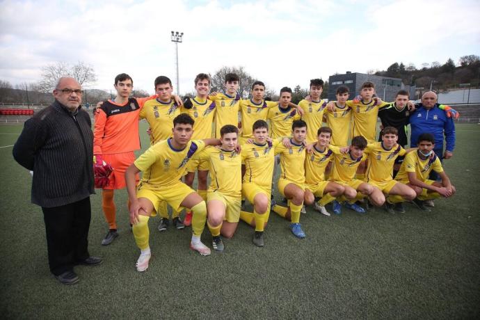 Los jugadores y entrenadores del Lezkairu de Segunda Juvenil, antes del partido ante el Amaya B.