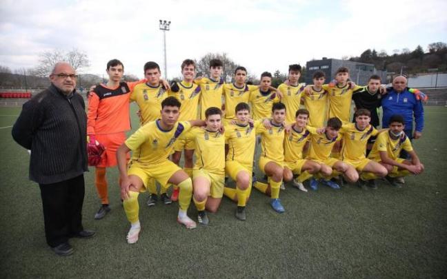 Los jugadores y entrenadores del Lezkairu de Segunda Juvenil, antes del partido ante el Amaya B.