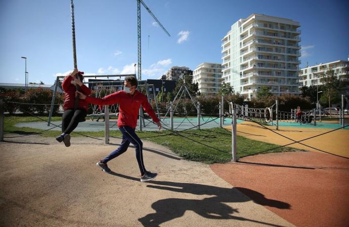 Dos vecinos, en uno de los parques de Lezkairu.