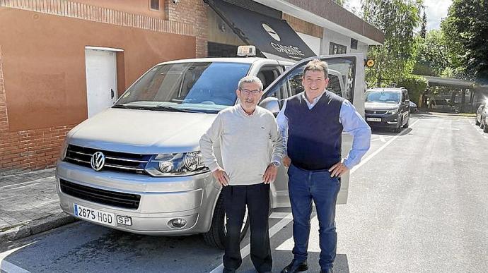 El alcalde de Lezo, Jesus Mari Martiarena, junto a un taxista.