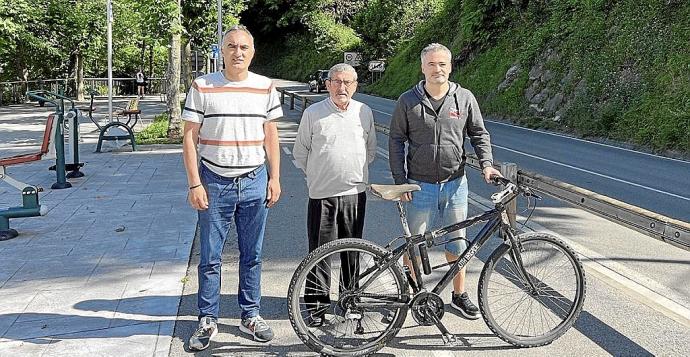 El concejal de Medio Ambiente, el alcalde y el concejal de Deportes, en el bidegorri de Lezo. Foto: N.G.