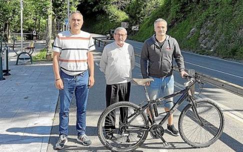 El concejal de Medio Ambiente, el alcalde y el concejal de Deportes, en el bidegorri de Lezo. Foto: N.G.