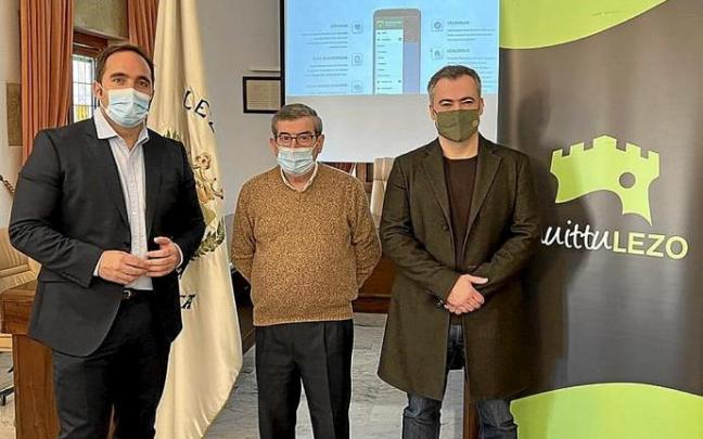 Jon Redondo, del Gobierno Vasco, el alcalde y el edil de Deporte. Foto: N.G.