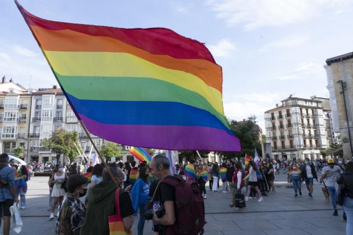 Participantes en la manifestación con motivo del Día del Orgullo LGTBI+ en Vitoria