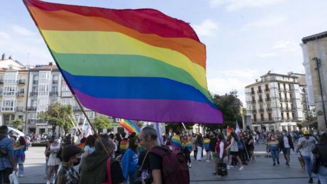 Participantes en la manifestación con motivo del Día del Orgullo LGTBI+ en Vitoria