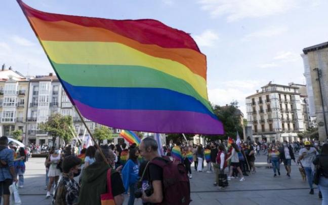 Participantes en la manifestación con motivo del Día del Orgullo LGTBI+ en Vitoria Participantes en la manifestación con motivo del Día del Orgullo LGTBI+ en Vitoria