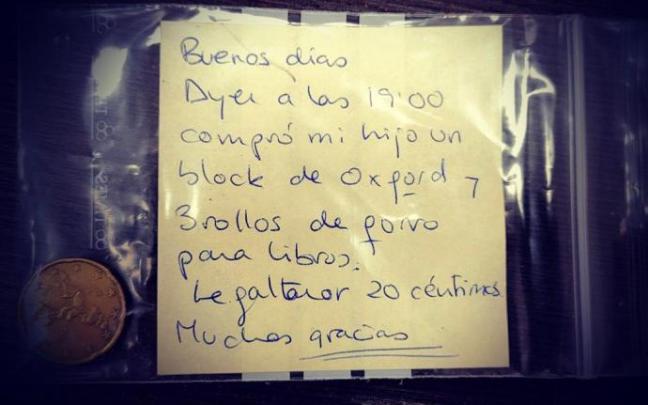 Imagen de la nota y la moneda dentro de la bolsa compartida por la librera. Imagen de la nota y la moneda dentro de la bolsa compartida por la librera.