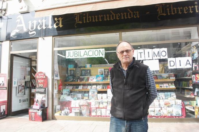 Eduardo Martínez de Estarrona posa delante de la librería Ayala en su última jornada como librero.