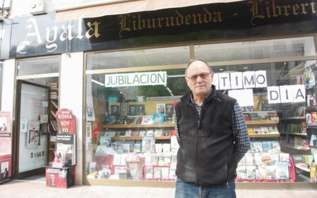 Eduardo Martínez de Estarrona posa delante de la librería Ayala en su última jornada como librero. Eduardo Martínez de Estarrona posa delante de la librería Ayala en su última jornada como librero.