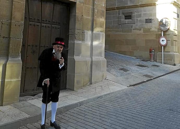 Un actor recrea la figura de Manuel Quintano ante la fachada de la que fue su casa en Labastida.