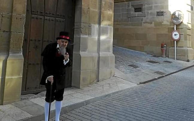Un actor recrea la figura de Manuel Quintano ante la fachada de la que fue su casa en Labastida. Un actor recrea la figura de Manuel Quintano ante la fachada de la que fue su casa en Labastida.