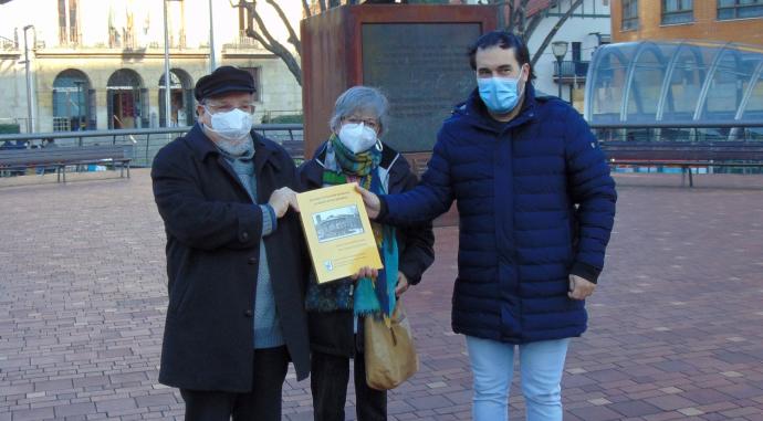 Felipe Garduño y Nati Cuevas posan junto al edil de Cultura, Edu Abad.