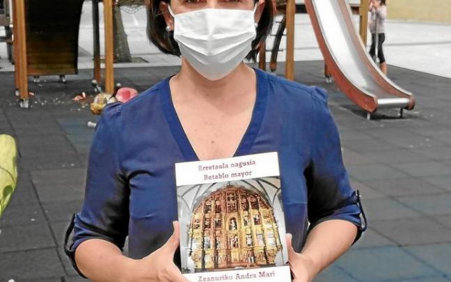 Mirian Olibares posa con un ejemplar de la nueva publicación de la colección 'Arratia'. Fotos: Arratiako Eliza