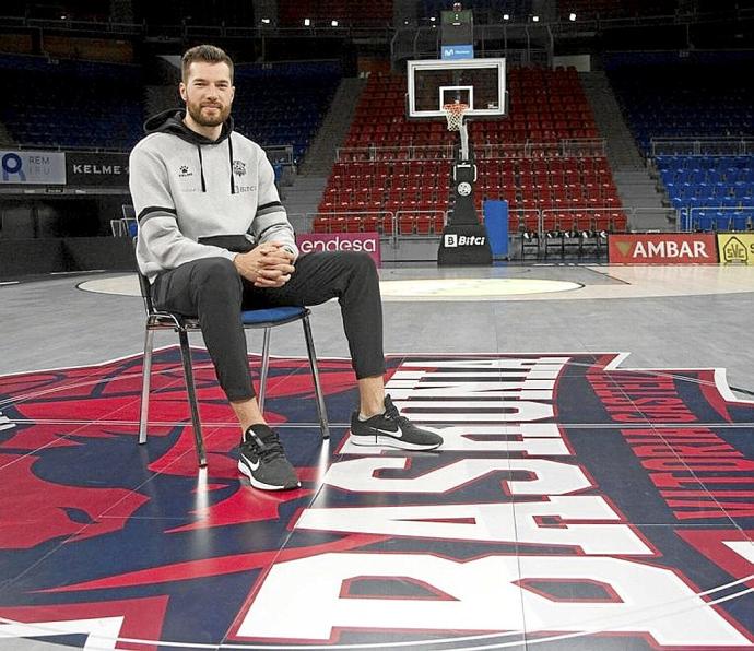 Peters posa para la entrevista de DNA en el Buesa. Foto: Josu Chavarri