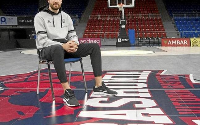 Peters posa para la entrevista de DNA en el Buesa. Foto: Josu Chavarri