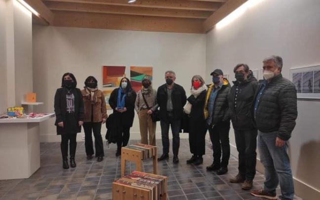 La concejala Añón (izda) con algunos de los artistas y la comisaria el día de la inauguración La concejala Añón (izda) con algunos de los artistas y la comisaria el día de la inauguración
