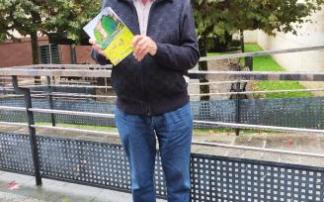 Txomin, con otra de sus recientes publicaciones, relativa a mitos equívocos que rodean a la comarca.