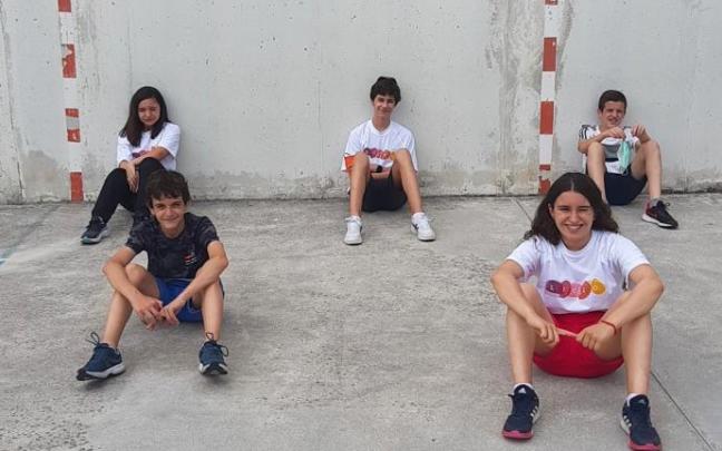 El equipo ganador del entreRedes: de izquierda a derecha, en primer término, Ibai Ganuza e Isabel Mangado. Detrás, Adrianna Alberga, Jon Iturralde y Xabier Errea.