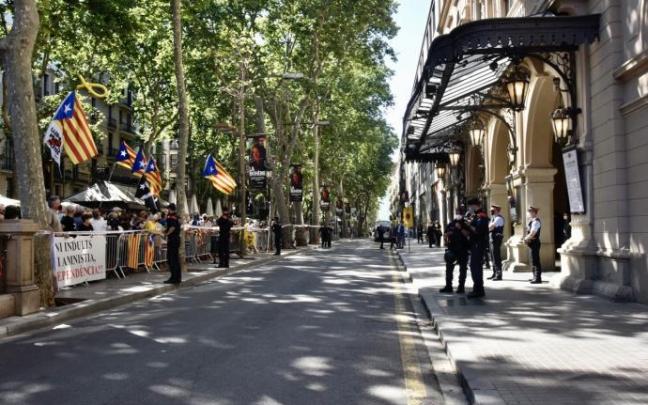 Protesta frente al Liceu. Protesta frente al Liceu.