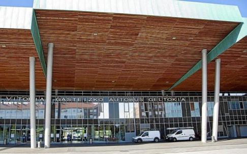 Fachada principal de la estación de autobuses de Vitoria, situada en el barrio de Lakua de la capital. Foto: Jorge Muñoz
