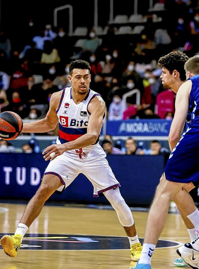 Baldwin bota el balón ante la defensa de dos jugadores del MoraBanc Andorra. Foto: ACB Photo/Albert Martín