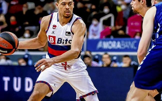 Baldwin bota el balón ante la defensa de dos jugadores del MoraBanc Andorra. Foto: ACB Photo/Albert Martín