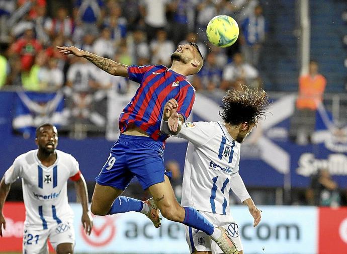 Stoichkov, autor del primer gol, pugna con un rival del Tenerife, anoche en Ipurua. Foto: Javi Colmenero