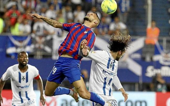 Stoichkov, autor del primer gol, pugna con un rival del Tenerife, anoche en Ipurua. Foto: Javi Colmenero Stoichkov, autor del primer gol, pugna con un rival del Tenerife, anoche en Ipurua. Foto: Javi Colmenero