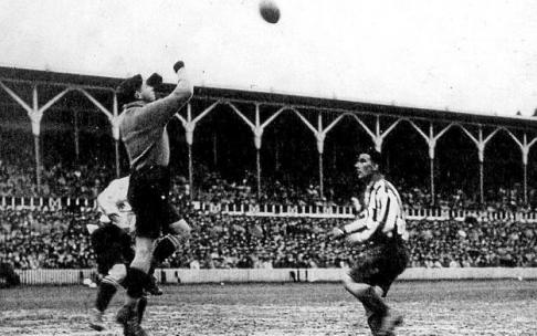 Hasta el 2021 en 39 ocasiones ha visitado el Deportivo Alavés al Athletic en San Mamés, en diferentes competiciones oficiales. En la imagen un ataque albiazul sobre la portería del conjunto rojiblanco en el campo bilbaíno.