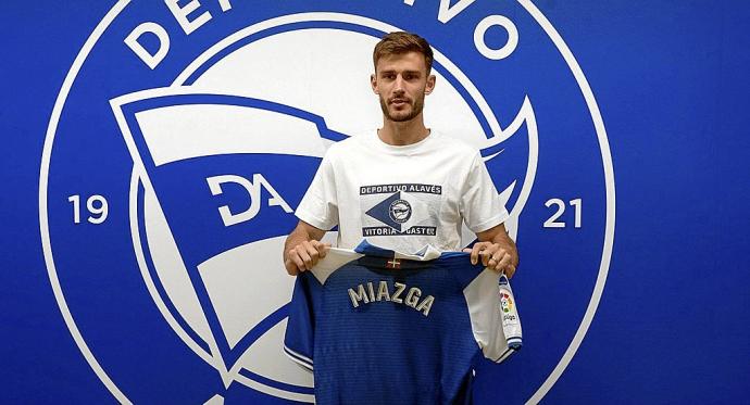 Matt Miazga posa con la camiseta del Alavés poco antes de su presentación como nuevo jugador albiazul. Foto: Alex Larretxi