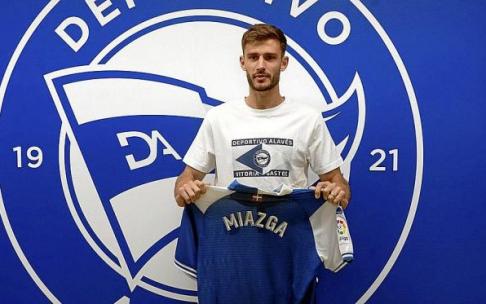 Matt Miazga posa con la camiseta del Alavés poco antes de su presentación como nuevo jugador albiazul. Foto: Alex Larretxi