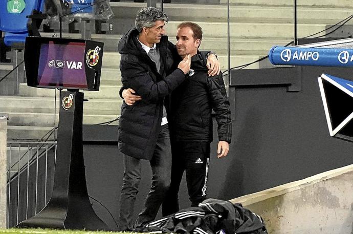 Imanol y Arrasate, grandes amigos tras coincidir en Zubieta, se saludan antes del partido que enfrentó a la Real y a Osasuna. Foto: LaLiga