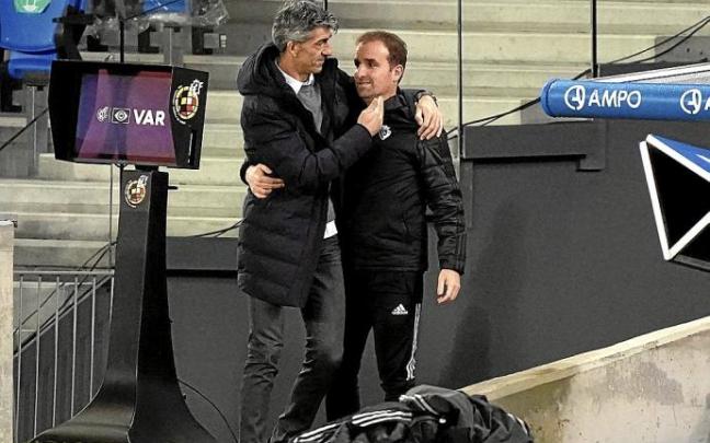 Imanol y Arrasate, grandes amigos tras coincidir en Zubieta, se saludan antes del partido que enfrentó a la Real y a Osasuna. Foto: LaLiga