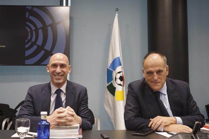 El presidente de la RFEF, Luis Rubiales, y de LaLiga, Javier Tebas.
