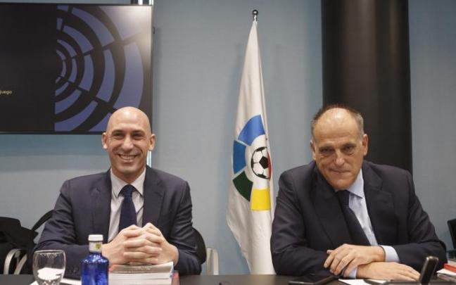 El presidente de la RFEF, Luis Rubiales, y de LaLiga, Javier Tebas.