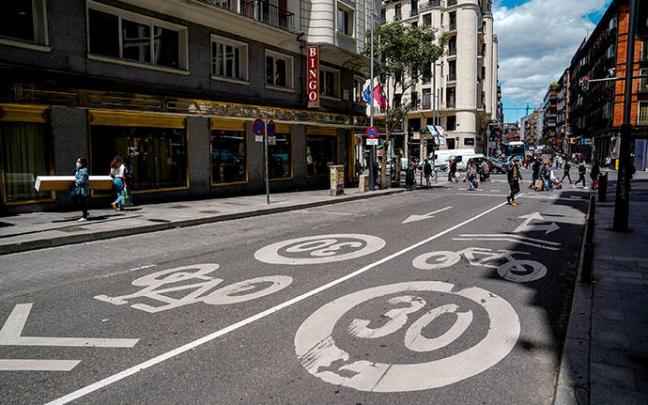 Una señal en el suelo indica la limitación de circular a 30 km/h en la Gran Vía madrileña. Una señal en el suelo indica la limitación de circular a 30 km/h en la Gran Vía madrileña.