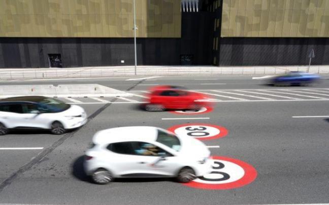 Señales del límite de velocidad de 30km/h en Bilbao. Señales del límite de velocidad de 30km/h en Bilbao.