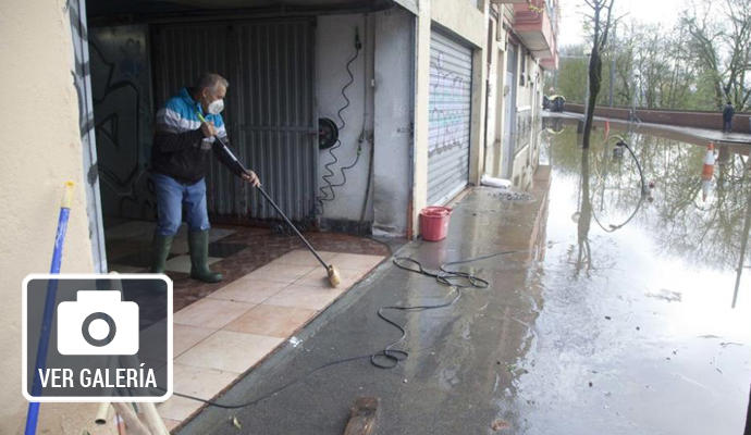 Llega la hora de limpiar los destrozos del agua en Abetxuko.