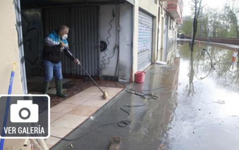 Llega la hora de limpiar los destrozos del agua en Abetxuko.