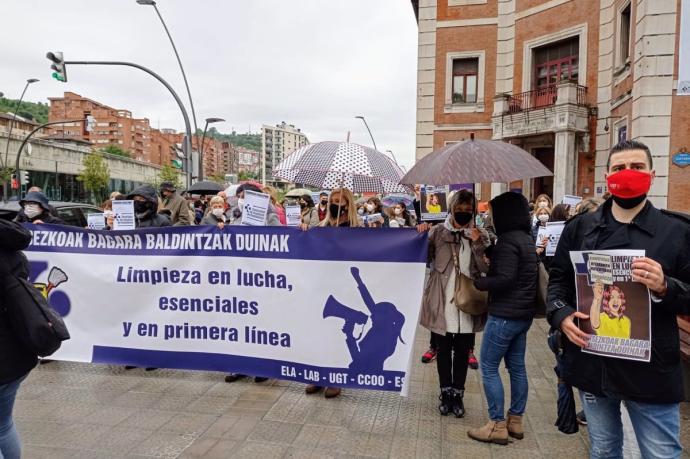 Concentración en el Hospital de Basurto de trabajadoras de contratas de limpieza.