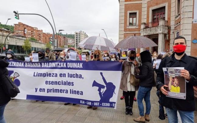 Concentración en el Hospital de Basurto de trabajadoras de contratas de limpieza.