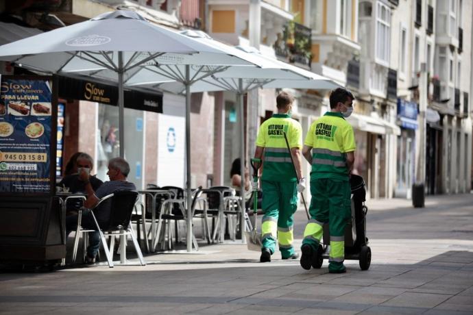 Dos operarios de FCC-GMSM en la calle Fueros de Gasteiz.