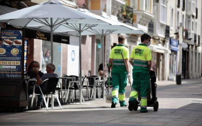 Dos operarios de FCC-GMSM en la calle Fueros de Gasteiz. Dos operarios de FCC-GMSM en la calle Fueros de Gasteiz.