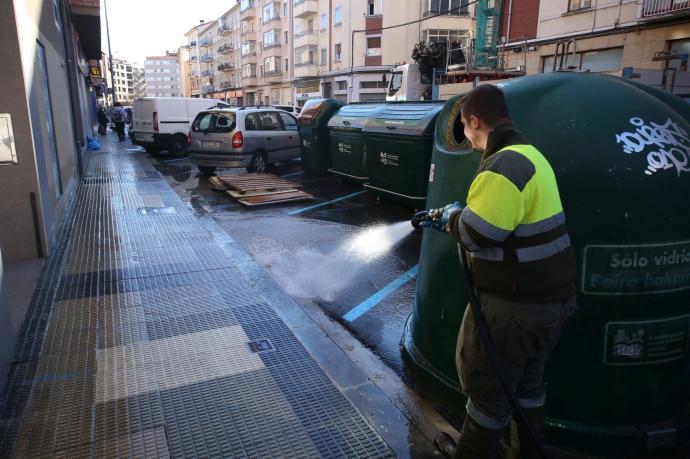 Un operario limpiando en el barrio de la Rochapea