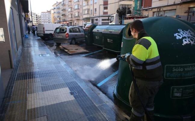 Un operario limpiando en el barrio de la Rochapea