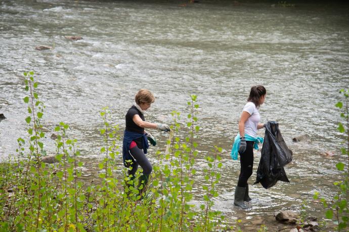 Unas voluntarias limpiando el entorno del río