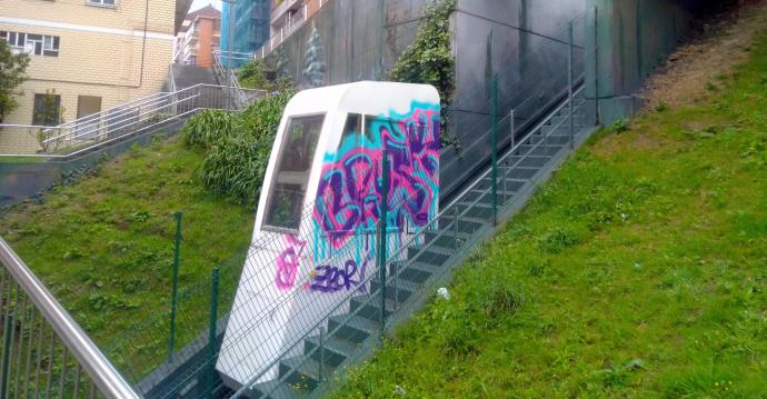 La eliminación de las pintadas del funicular tendrá un coste de mil euros para las arcas municipales.